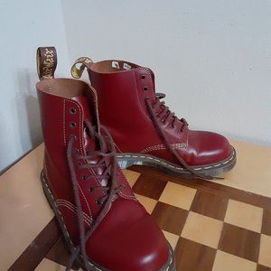 1460 VINTAGE MADE IN ENGLAND LACE UP BOOTS